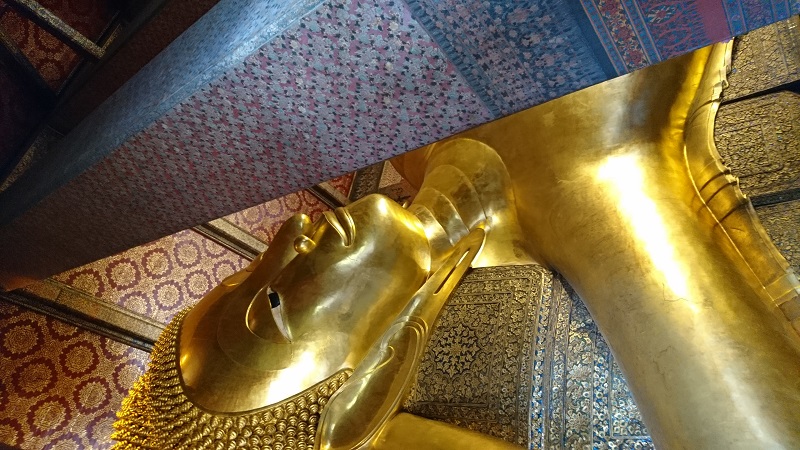 バンコック・ワット寺院の涅槃像（ねはんぞう）。足の裏から仏頭を撮影。
