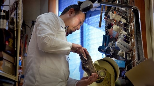 工房で作業する大沼義明さん