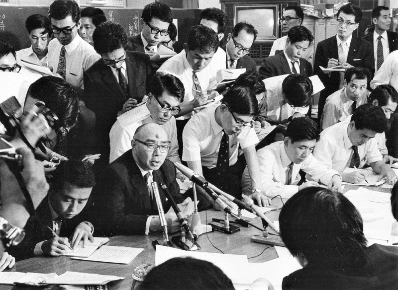 坊大蔵大臣緊急会見-3