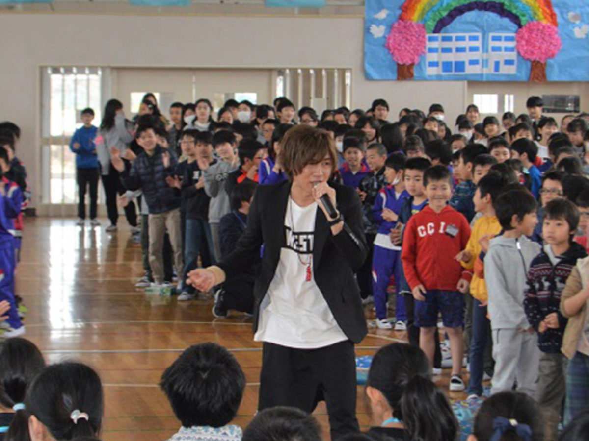 声優の安達勇人さん 卒業する6年生に歌でエール 土浦市下高津小