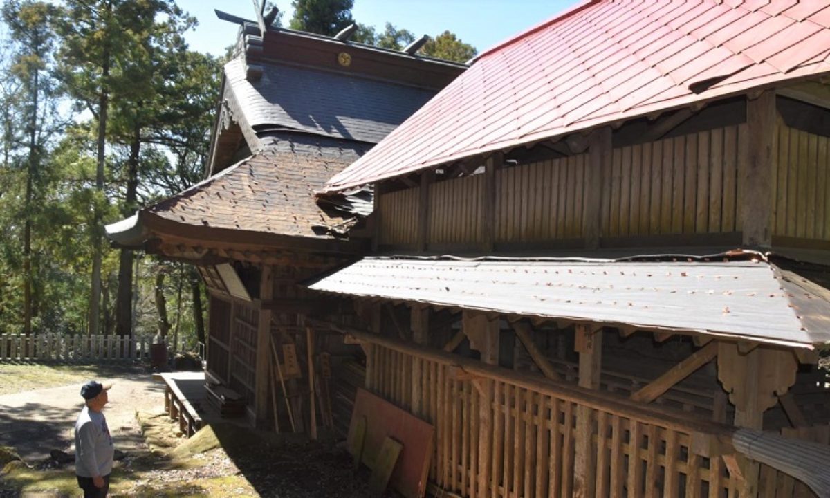屋根の銅板ごっそり盗まれる 筑波山麓 飯名神社