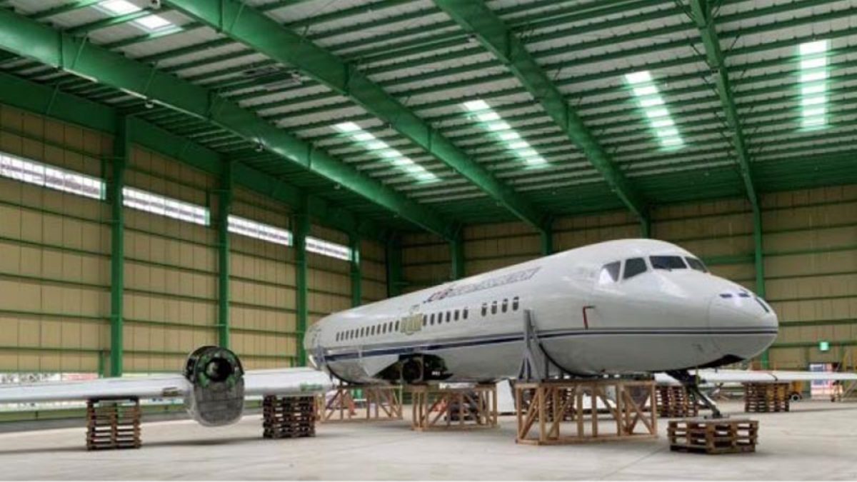 YS11実物カットプロペラ陳列台付 YS11実物カットプロペラ陳列台付