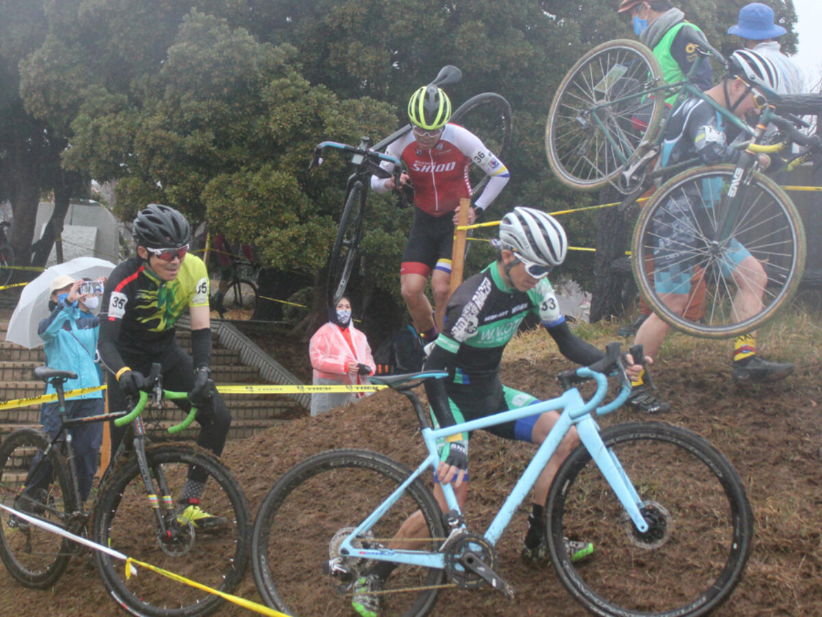 雨の中、自転車担いで悪路を走る 土浦でシクロクロス競技