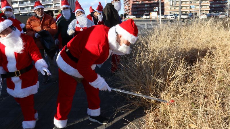 サンタにふんし ごみ拾い TX万博記念公園駅周辺で障害者ら