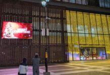 つくば駅前に大型ディスプレイ登場 イルミネーションと共ににぎわいを