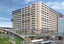 昨日までの邸宅を脱ぎ捨て、「駅前」という自由をまとう《人生100年時代》